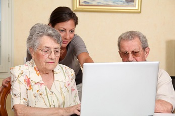 bejaard echtpaar hulp computer